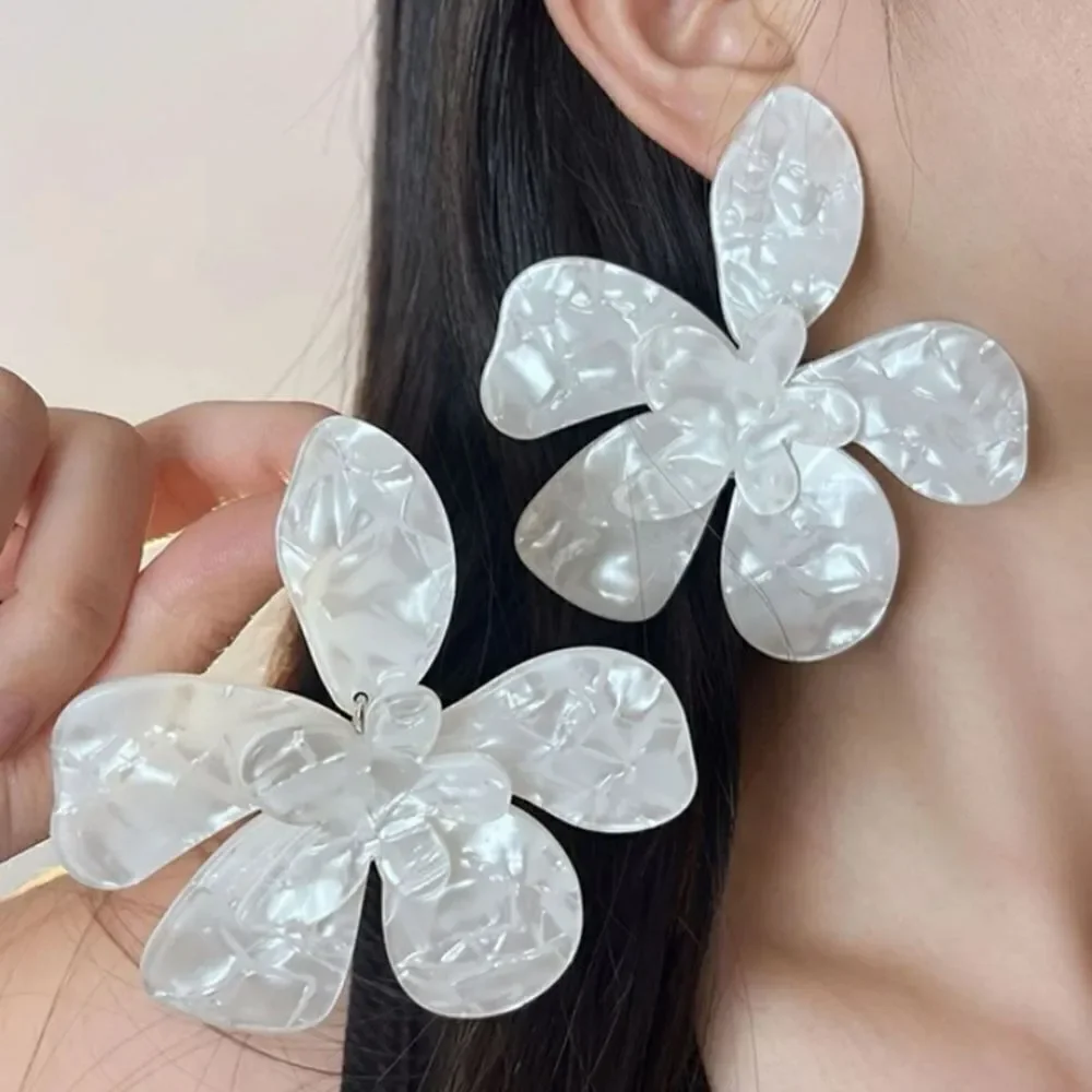 ✨🆕 🌸 BoHo Statement Flower Design Dangle Earrings 🌸✨avail in White & Pink 🌸✨